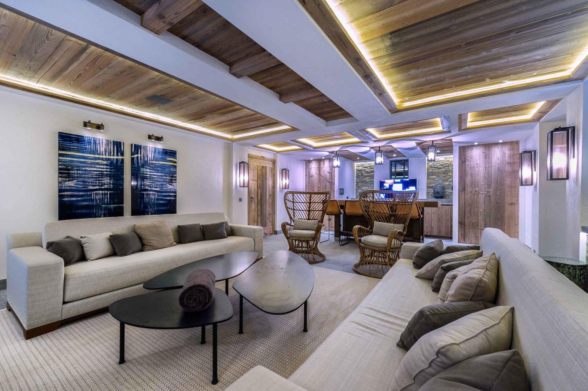 THE BAR AND ITS LOUNGE IN A CHALET TO RENT IN COURCHEVEL