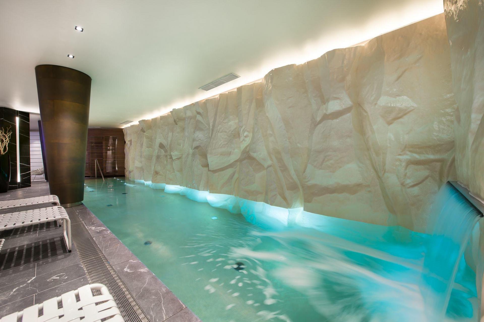 THE LONG SWIMMING POOL IN CHALET LE PALACE TO RELAX AFTER SKIING