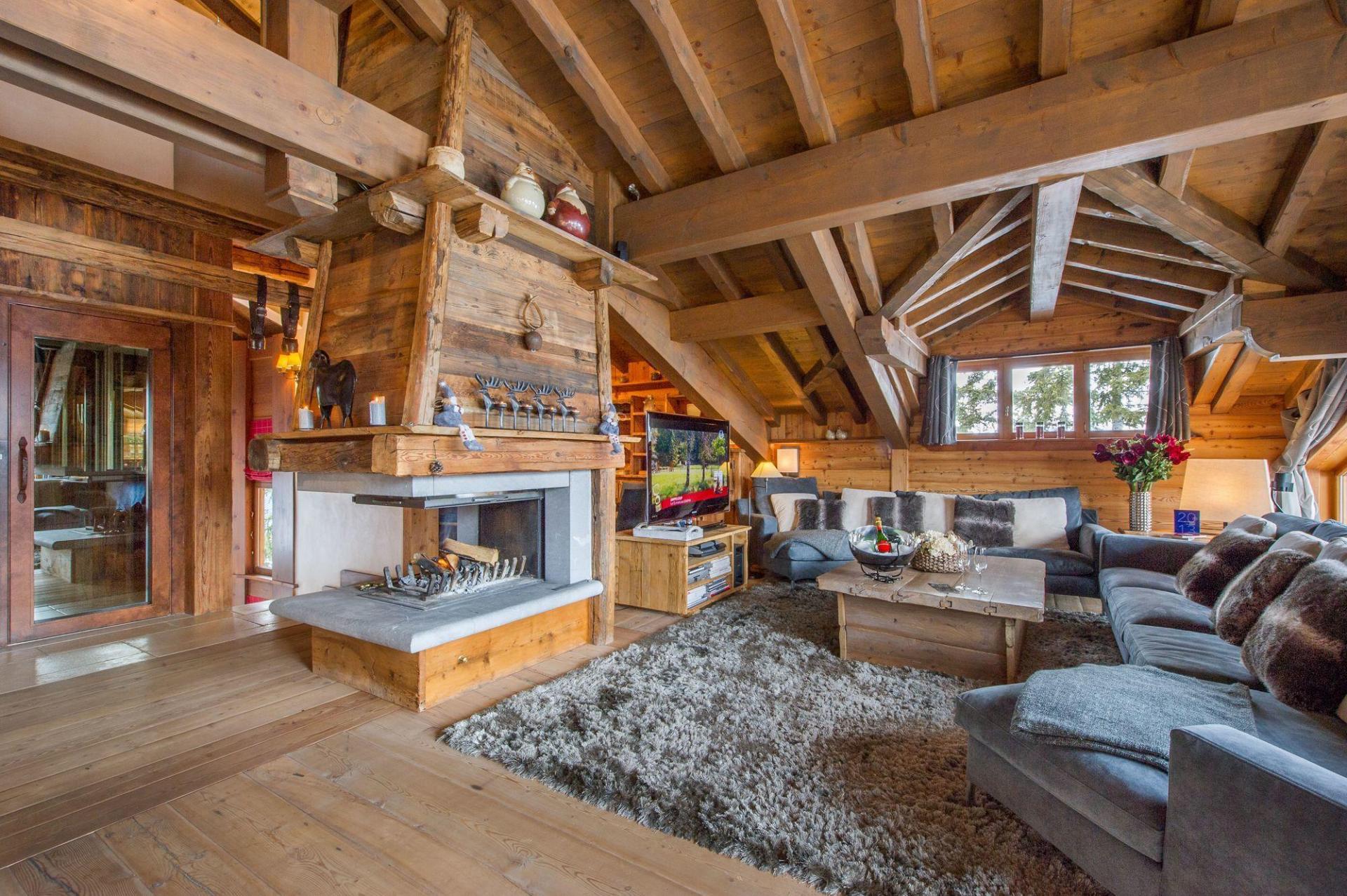 A CHALET WITH A CONVIVIAL SOFA CORNER AND ITS FIREPLACE