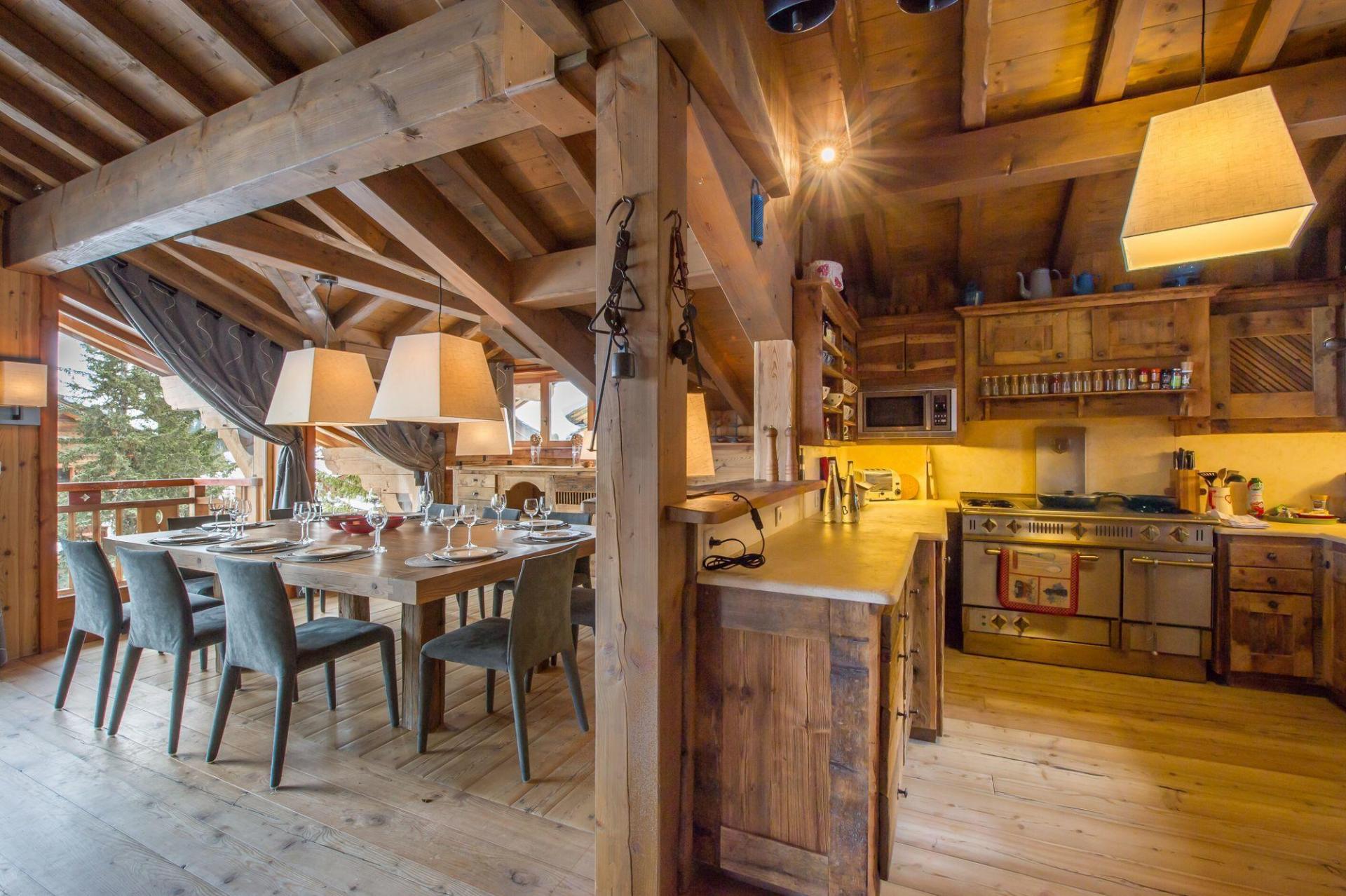 THE DINING TABLE AND THE KITCHEN IN A CHALET TO RENT IN COURCHEVEL