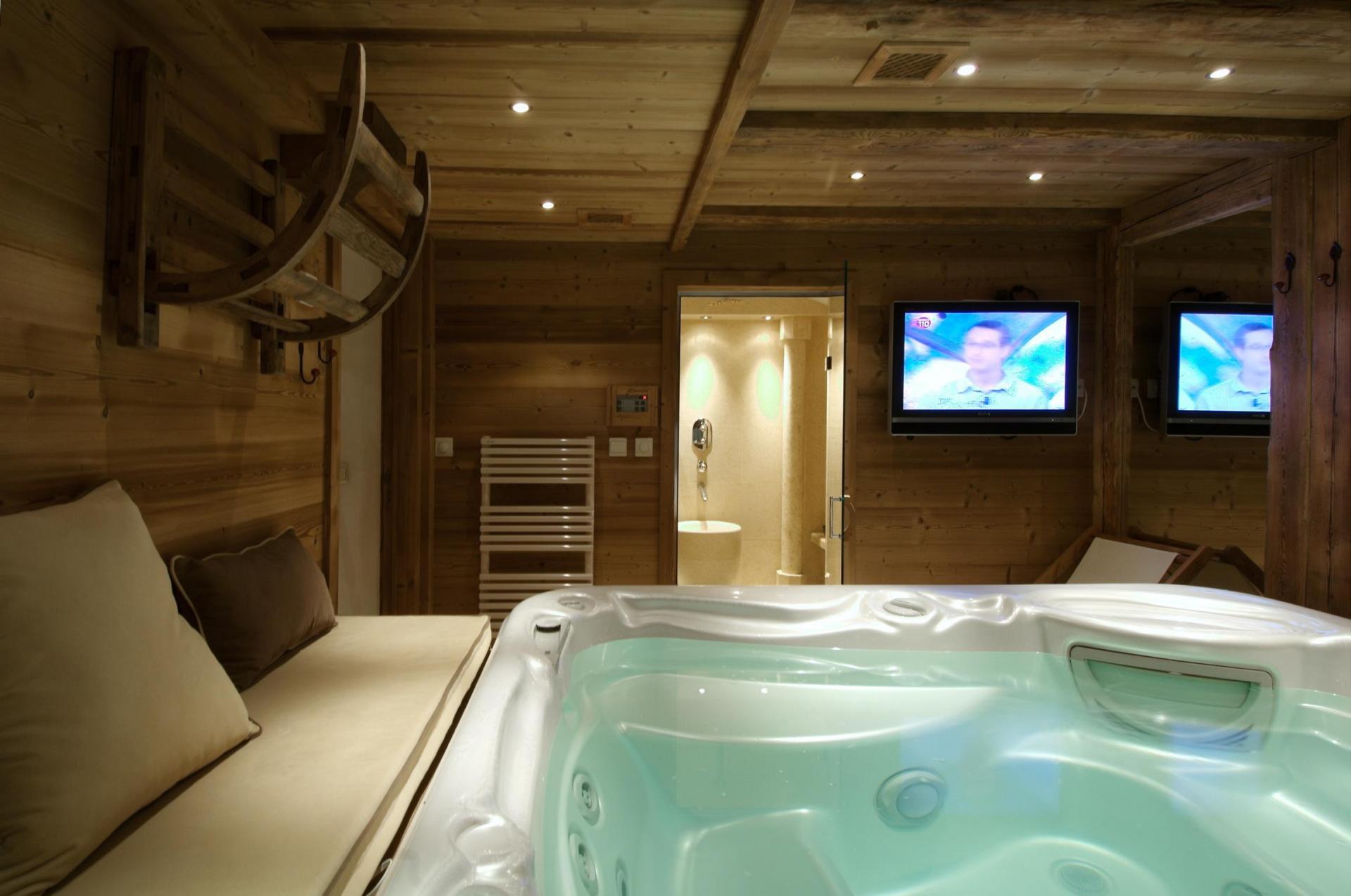 THE INSIDE JACUZZI ... ALL IS THOUGHT TO HAVE AN UNFORGETTABLE HOLIDAY